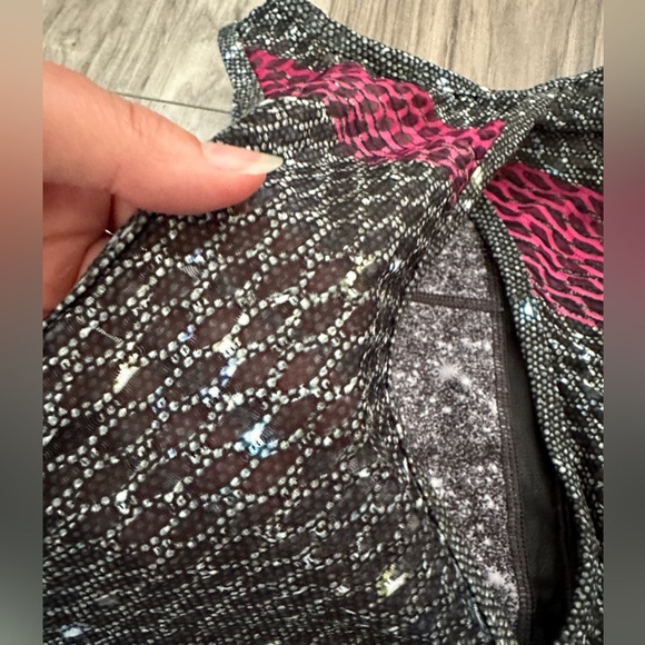 Peloton Girls Night Out High Neck Sports Bra in Green and Pink Size Large - Picture 5 of 6